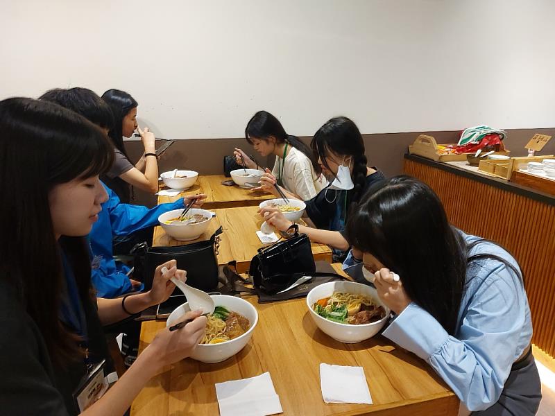 國中生享用開平餐飲新生見學活動自行擺盤製作的麵食。開平餐飲學校/提供