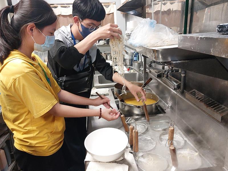 開平餐飲見學課程與創業校友合作，帶領國中生直接進入廚房內場體驗麵食製作流程。開平餐飲學校/提供