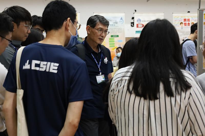 淡江大學資訊週當日邀請11位校外產學界評審蒞校進行評分。