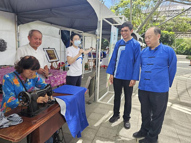 圖2 六堆日邀請美濃錦興藍衫行鍾鳳嬌、謝國耀夫妻現場展演藍衫製作