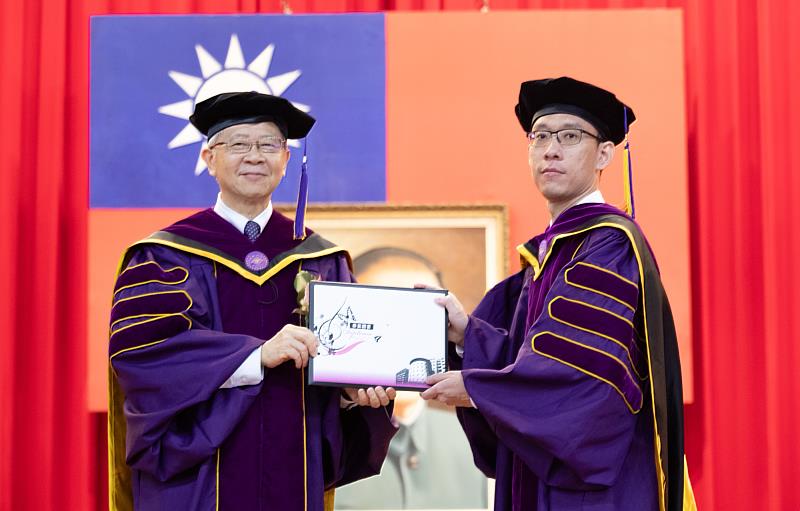湯明哲校長(圖左)一一為博士班畢業生撥穗並頒發畢業證書。