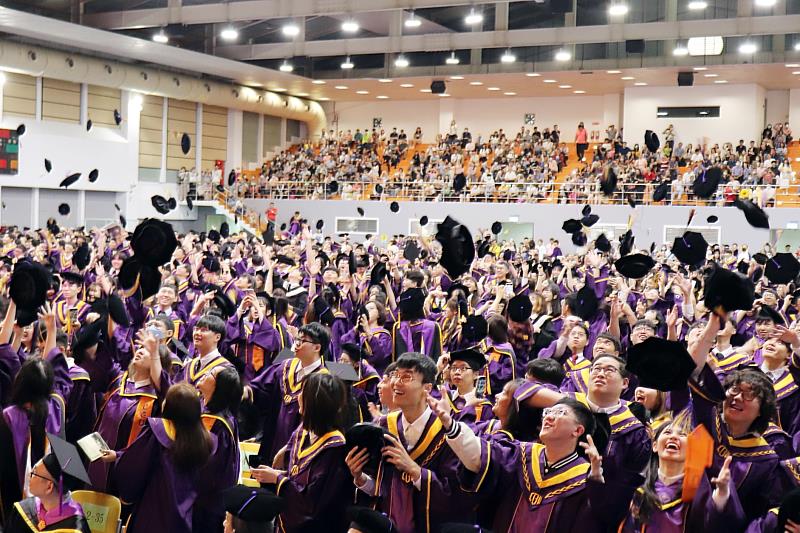 長庚大學新式學位帽沒有尖硬的四個帽角，畢業生們盡興拋帽，歡慶畢業。