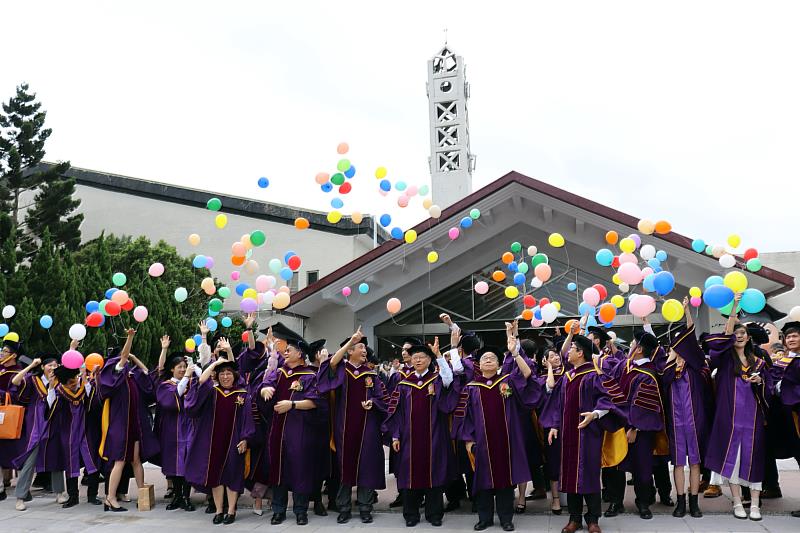 湯明哲校長率領一級主管與畢業生代表在活動中心廣場前施放夢想氣球。