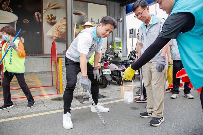 副市長邱臣遠與環保局及志工共同響應世界環境日