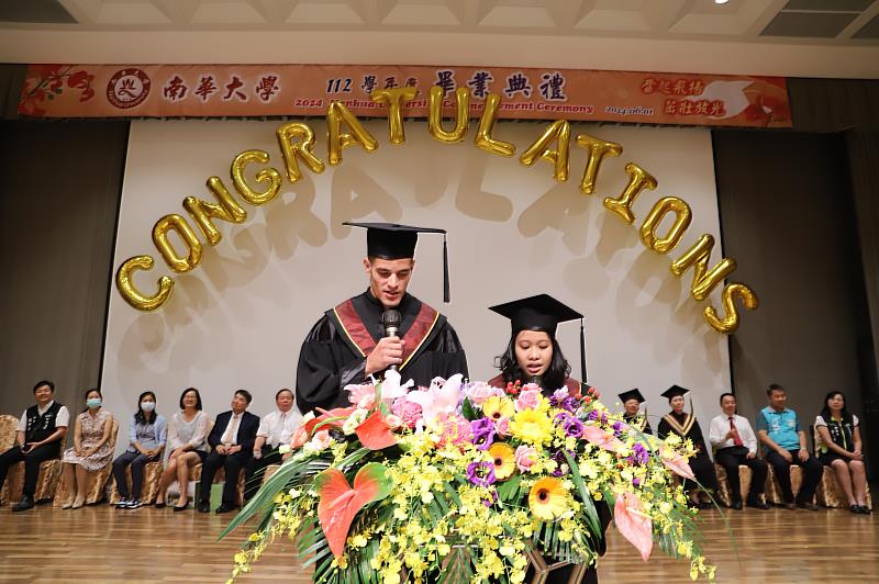 南華大學舉辦畢業典禮，來自巴西就讀旅遊管理學系的侯乃智(左)與來自印尼就讀國際企業學士學位學程的佳亞蒂(右)，以中文分享畢業感言。