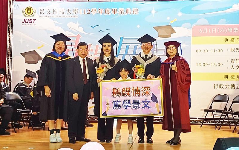 景文科大董事長劉顯達(左2)及于第校長(右1)同時頒發獲獎同學。