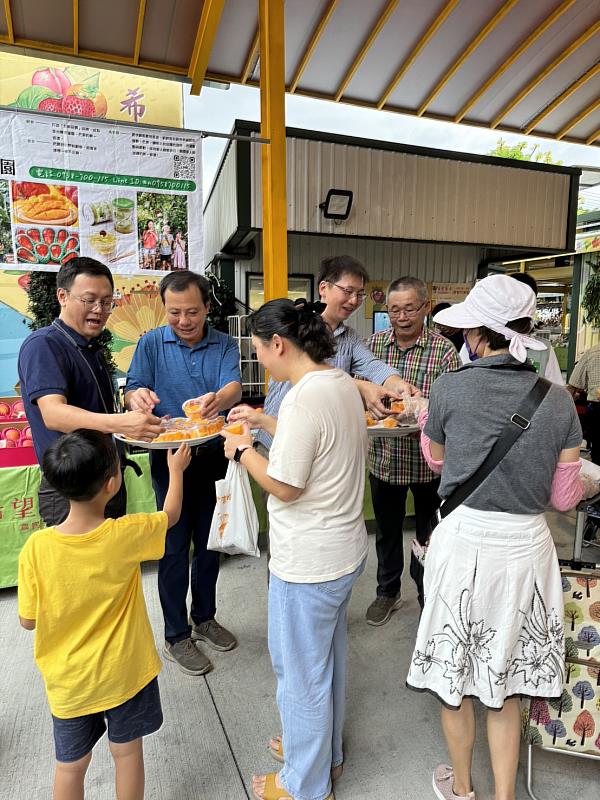 「屏東芒果金獎果饗快閃」冠亞季軍愛文芒果限量贈送民眾品嘗