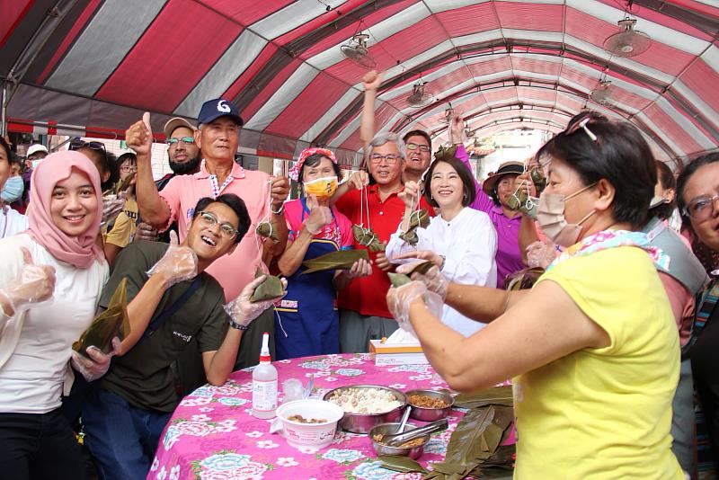 縣長周春米跟著眾人進行「百人包粽」趣味體驗