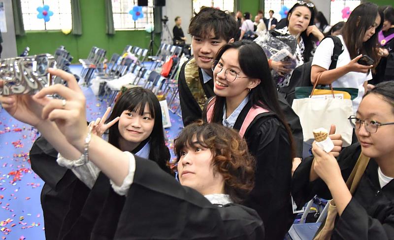 華梵大學學生開心迎接畢業。