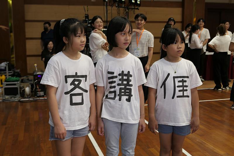 圖4 現場參加國小中年級組比賽的小朋友特別穿上家長精心準備的𠊎講客上衣