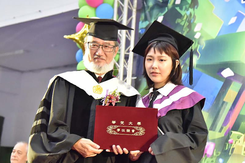 華梵大學林從一校長（左）親自頒發畢業證書給今年的畢業生。