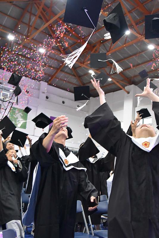 畢業生拋帽，象徵開始迎向夢想、啟航未來。