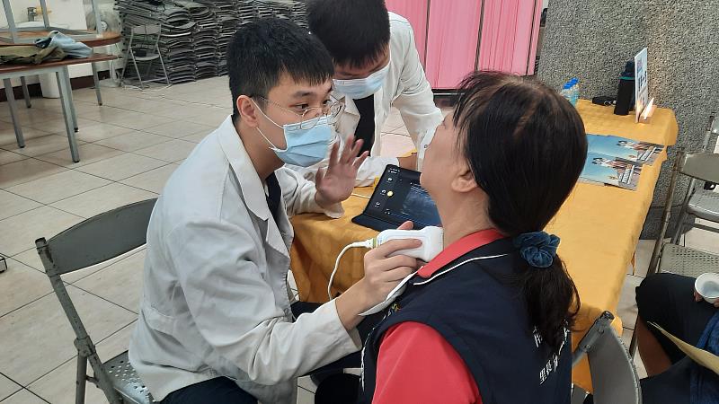 中臺科大醫放系同學幫民眾檢測甲狀腺超音波