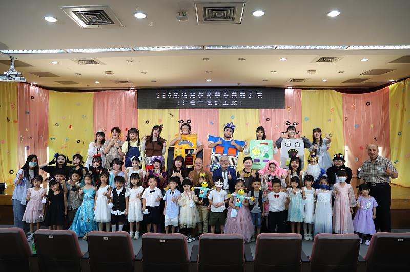 南華大學幼教系畢業公演，邀請鄰近的幼兒園蒞校觀賞，高俊雄校長(第二排右7)出席活動勉勵並合影。