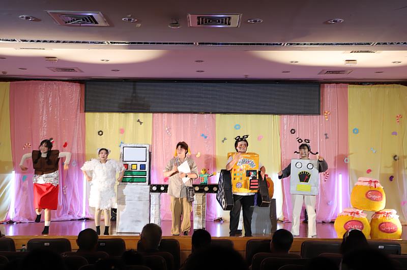 南華大學幼教系畢業公演融入三好精神，教導孩童相親相愛、互相尊重。學生展現四年來的學習成果。