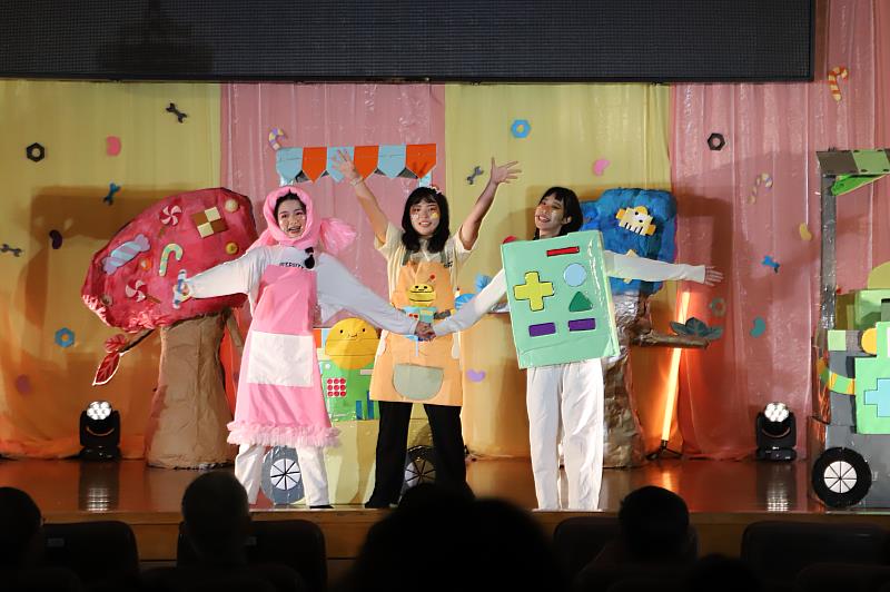 南華大學幼教系畢業公演「卡哩卡哩夢工廠」，融入三好精神，教導孩童相親相愛、互相尊重。