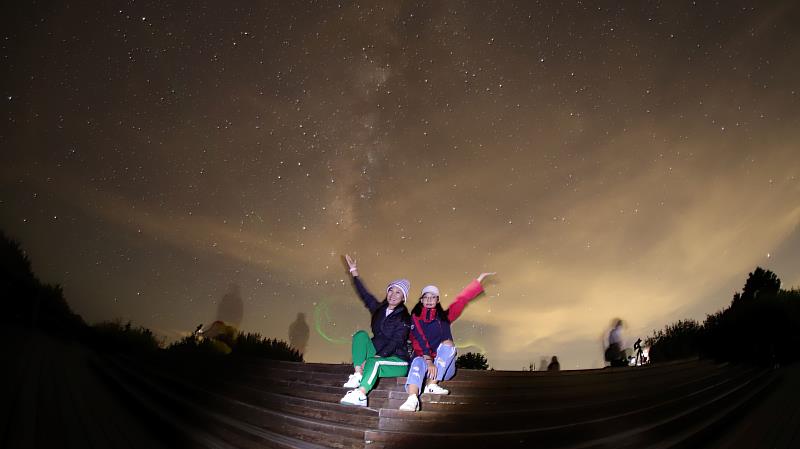 參加的學員在小笠原觀景平台與星空合影