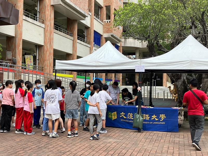 成果展當日，國小學童前往文藻外大英語攤位闖關。