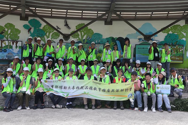 文藻8國外籍生當志工 為環保清除外來種植物