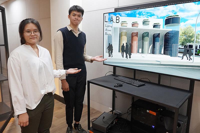 大葉大學空設系洪駟豪(右)、林彥妤(左)設計的試管型公廁獲優等