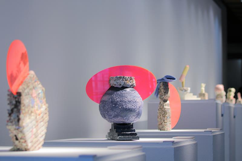 「2016臺灣國際陶藝雙年展」金獎美國陶藝家約書亞·克拉克，20件混合媒材作品在陶博館「消匿之徑：肌理記憶集結展」展出。