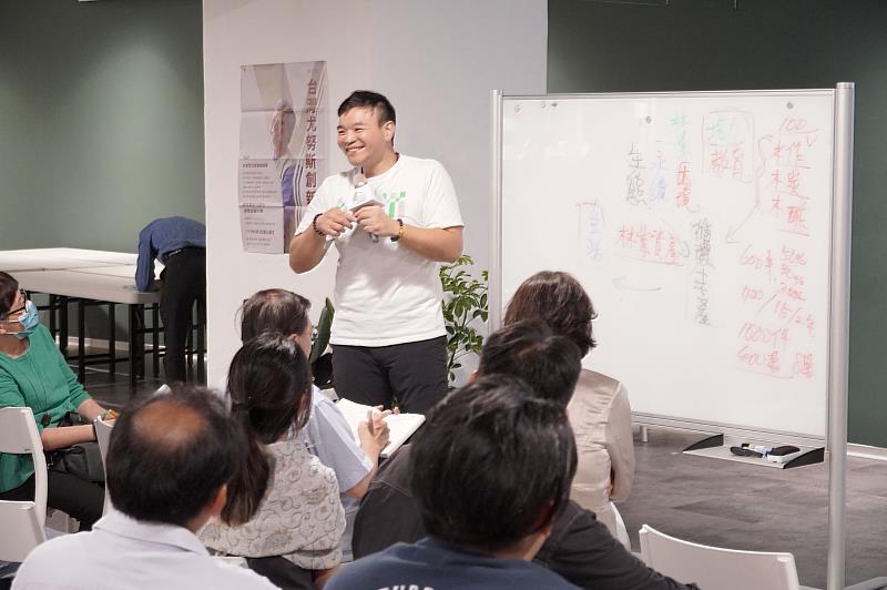 木酢達人創辦人陳偉誠透過互動式方式，希望演講中也能促進永續教育。