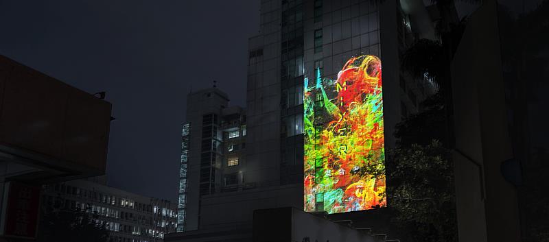 臺科大首次舉辦夜間戶外投影藝術展演，投影在校門口國際大樓立面。