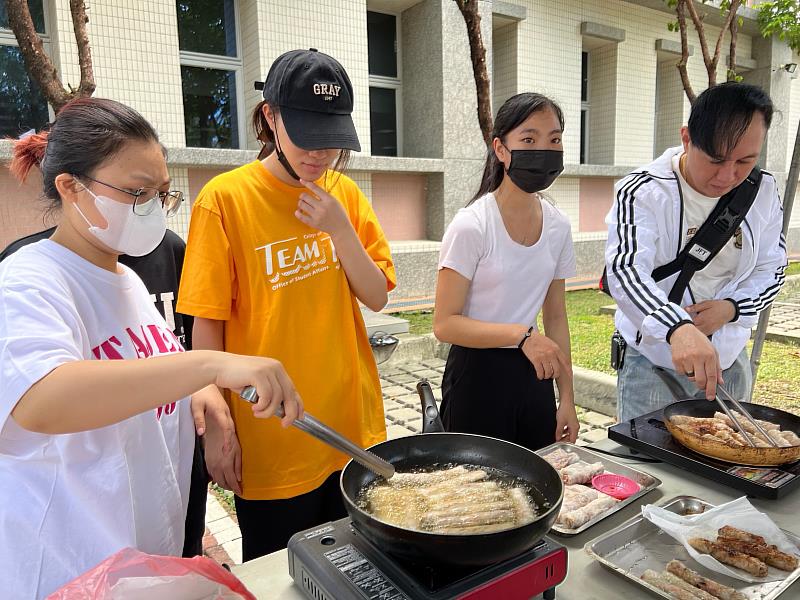 大仁科大餐旅系之越南學生一同參與鹽埔鄉所舉辦之”粽香千里迎端午”活動，推廣越南美食，讓社區居民一同感受異國風味