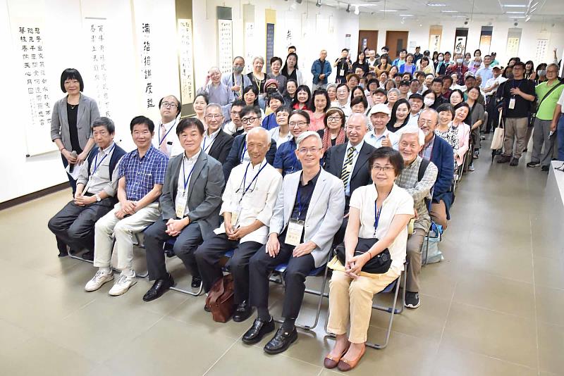 華梵大學「仲夏——2024書法名家雅集展」吸引許多書藝人士參觀。