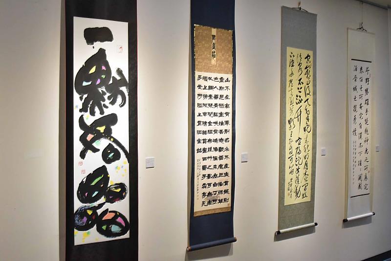 中華民國書法教育學會監事江秋香展岀作品〈一默如雷〉（左）。