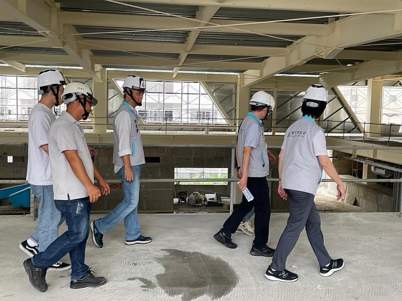 圖3 秘書長張治祥率市府團隊前往香山綜合休閒運動館工程現場會勘。