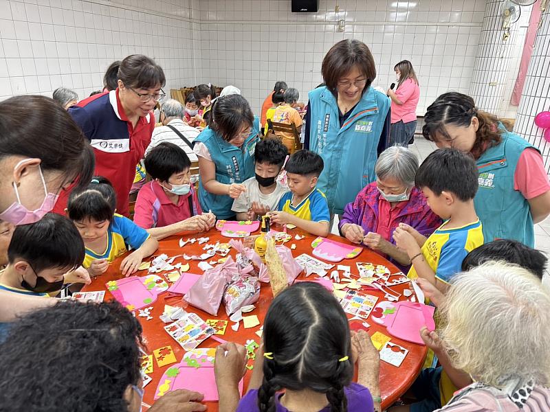 秀出長輩創意作品 朴子市長照據點辦成果展