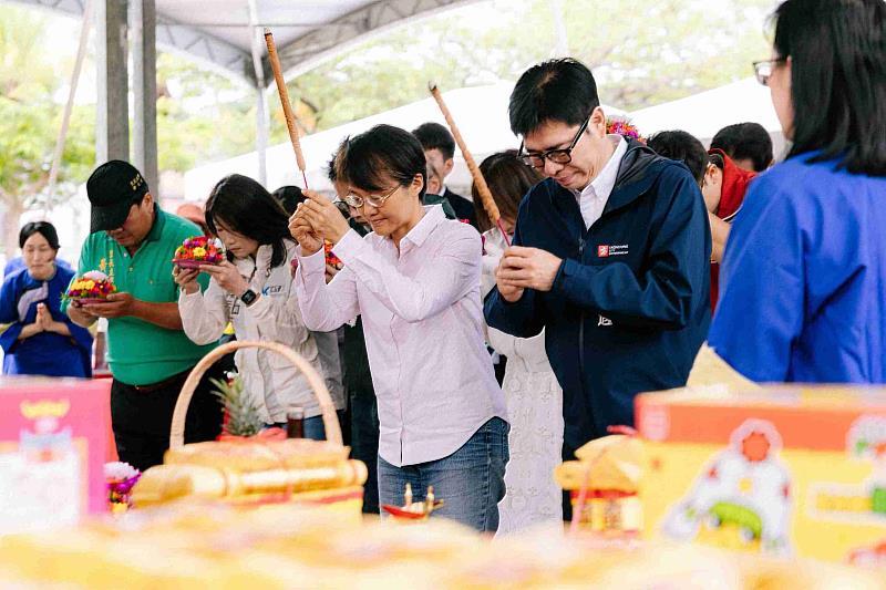 客委會主委古秀妃與高雄市長陳其邁帶領祈求工程順利