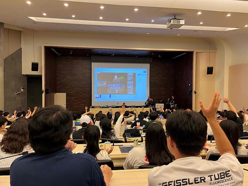 黃仁勳在演講後，更透過視訊連線東海大學，還送上兩組簽名顯示卡禮物，讓師生感到驚喜。