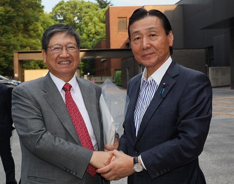 新竹縣長楊文科(左)感謝東京都議會議員小礒明協助並陪同參訪