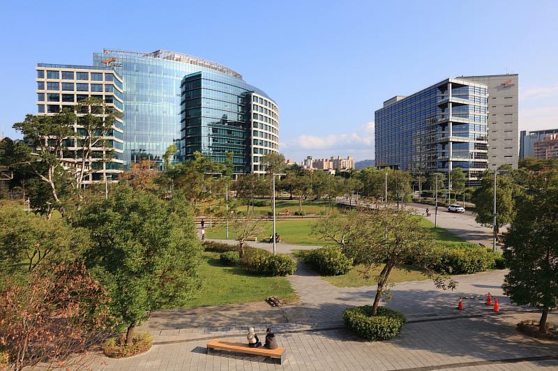 亞東醫院站遠東T-park通訊園區內，有Google兩棟硬體研發中心，與亞馬遜雲端服務、創新中心等國際企業進駐。