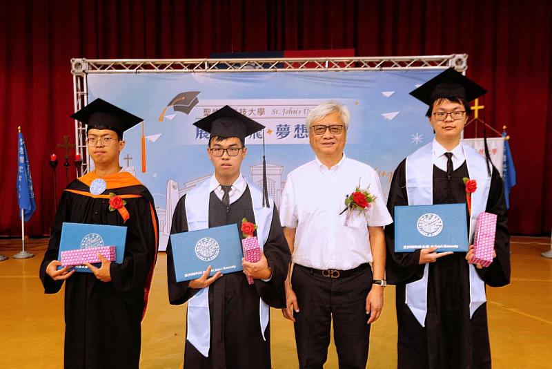 姚祖驤董事長（右二）頒發「學業成績優良獎」給獲獎同學。