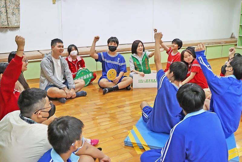 張榮發基金會執行長鍾德美（中著綠背心）受邀觀課，與青藝盟「牽風箏的人計畫」學員互動熱烈。