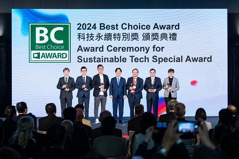 COMPUTEX Best Choice Award科技永續特別獎得獎廠商與總統合影