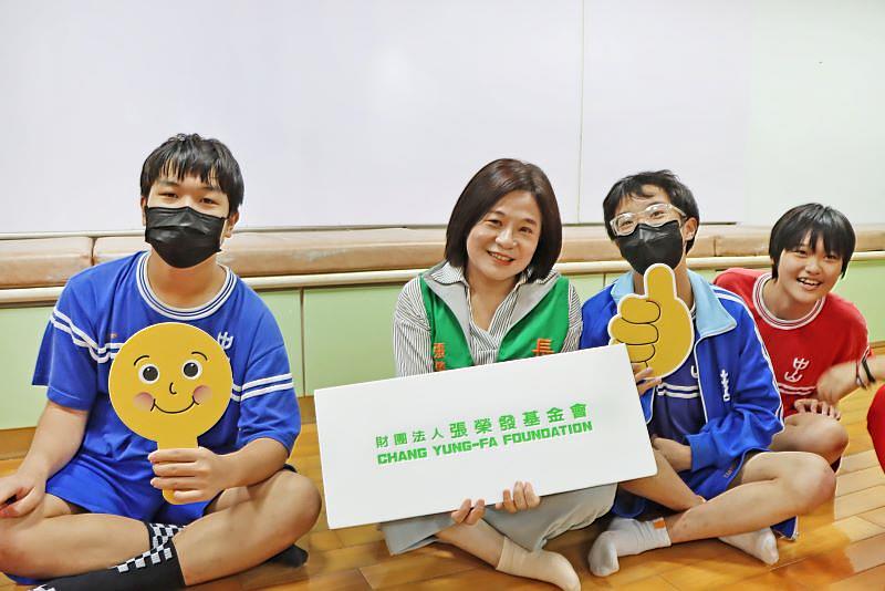 張榮發基金會贊助青藝盟「牽風箏的人計畫」，執行長鍾德美（左二）與學員相見歡。