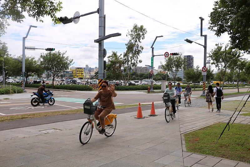 台中市開懷協會的13位會員騎Ubike走讀活動