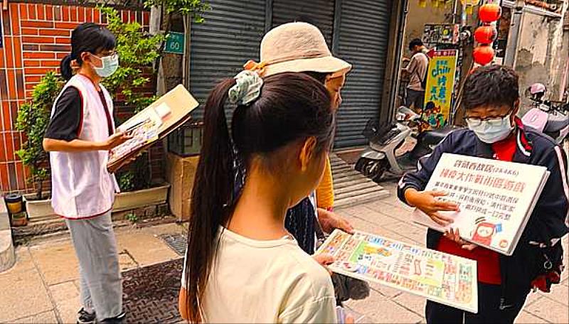 駐點館員講解曾在許藏春故居舉辦掃疫大作戰街區遊戲的情景。