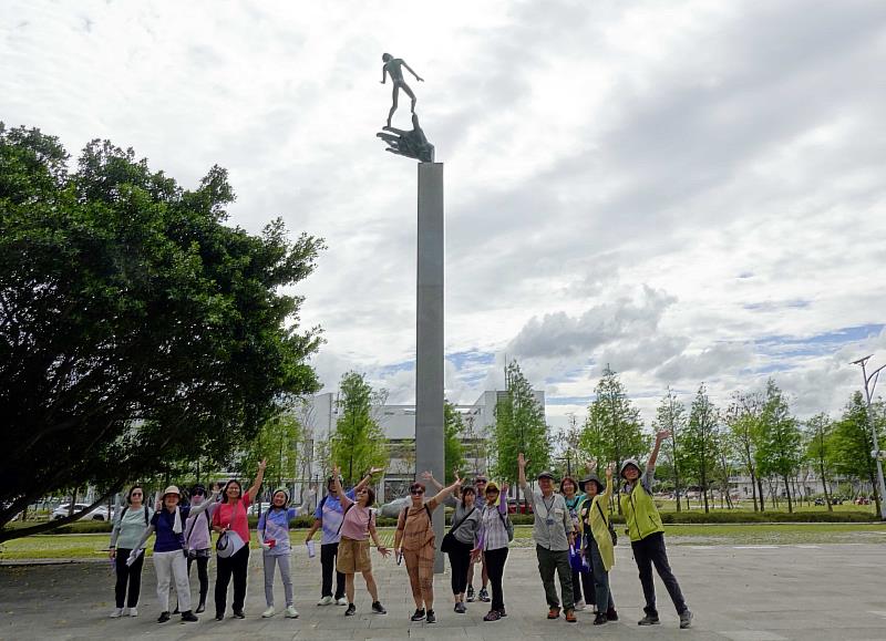 台中市開懷協會的會員參觀中醫大水湳校區「上帝之手」雕塑.