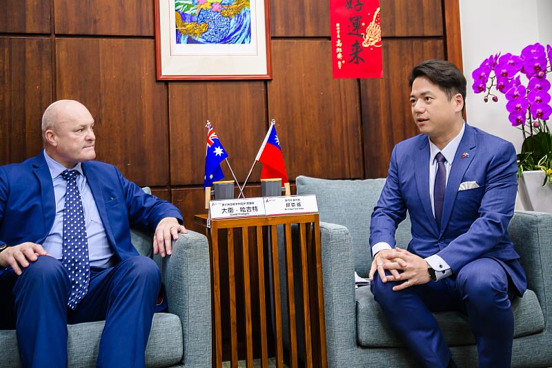副市長邱臣遠與澳洲維多利亞州眾議員哈吉特雙方交流談話中