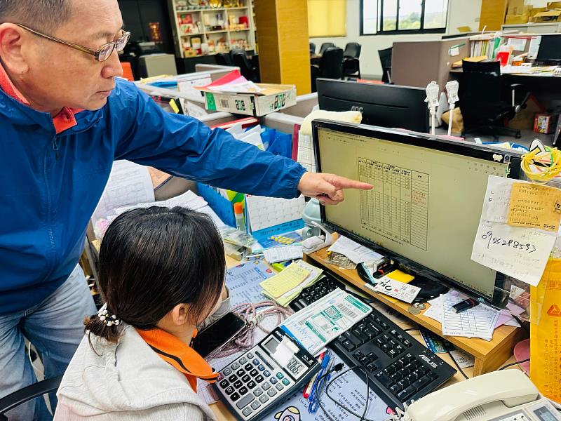 企業透過「僱用退休中高齡者及高齡者傳承專業技術及經驗補助計畫」聘僱已退休財務顧問，指導員工優化結帳作業流程，提升工作效率。