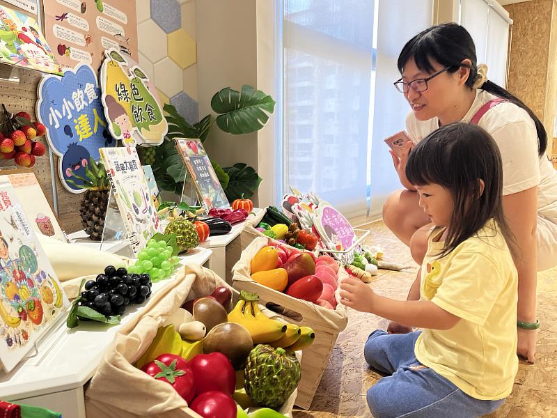 為了培養孩子健康的飲食習慣，位於菜市場樓上的泰山分館，特別推出「慢讀好食光，書果好心情」親子食育活動，從小落實食育！