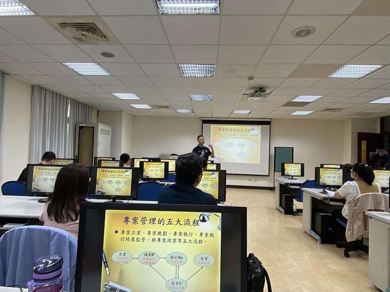 崑山科大辦理台灣專案管理學會(TPMA)專班輔導，學員認真聆聽講師傳授的專業內容
