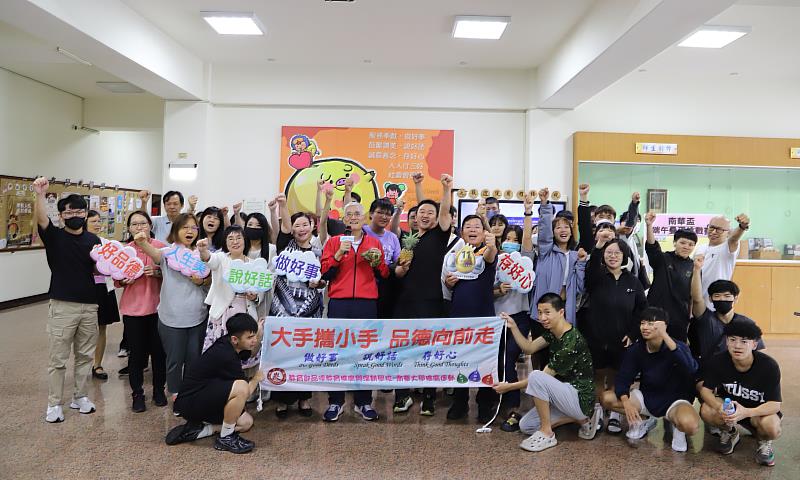 南華大學舉辦「不給糖就疊蛋」端午活動，將傳統習俗慶典融入品德教育，現場大合照。