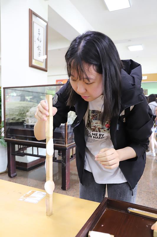 南華大學舉辦「不給糖就疊蛋」端午活動，以疊疊樂積木疊蛋遊戲取代端午立蛋活動，學生踴躍參與挑戰。