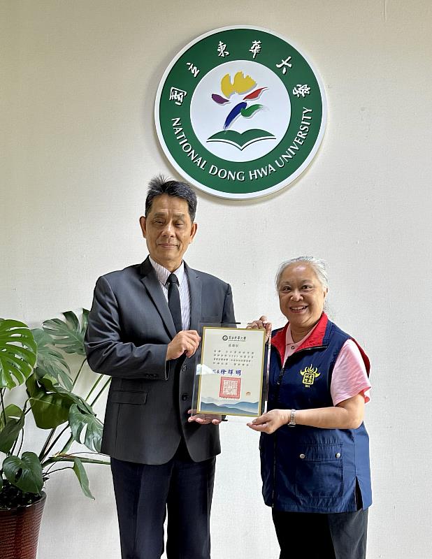 東華大學徐輝明校長代表致贈感謝狀予台北霞海城隍廟管理人陳文文女士。
